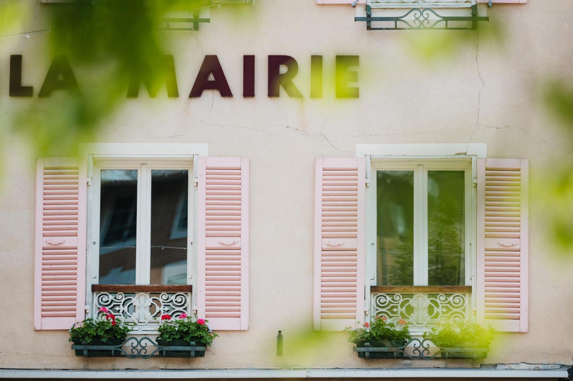 Logis - Hotel De La Mairie アンブラン エクステリア 写真